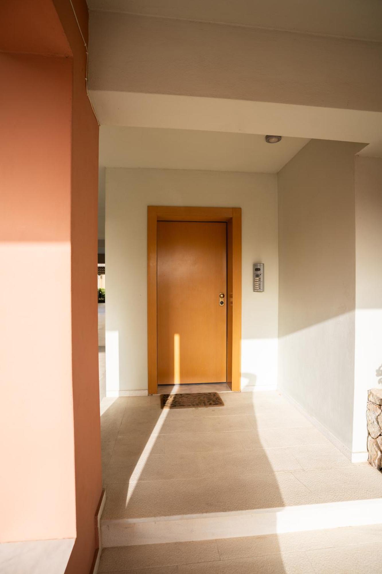 Maria'S Airport Apartment Коропион Экстерьер фото